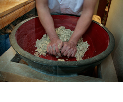 旨さの秘密1 木鉢(こねる作業)