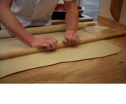 旨さの秘密１ 延し（めん棒で伸ばす作業）